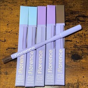Vibrant Purple, Blue and Brown 5 piece Eyeliner Set
Beauty Bundle! 😍